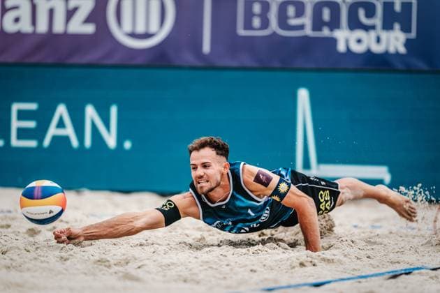 Beachvolleyball Frauen German Beach Tour 2024 Tourstop Düsseldorf 17.05.2024 Jonas Sagstetter springt nach dem Ball Stadt Sportstätte Bundesland Deutschland