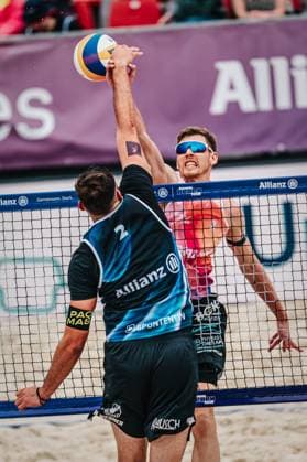 Beachvolleyball Frauen German Beach Tour 2024 Tourstop Düsseldorf 17.05.2024 Am Netz Greift Milan Sievers (rechts) nach dem Arm von Nico Wegner (links) Stadt Sportstätte Bundesland Deutschland