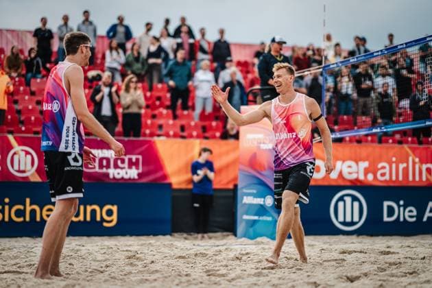 Beachvolleyball Frauen German Beach Tour 2024 Tourstop Düsseldorf 17.05.2024 Jonas Reinhardt (rechts) freut sich mit Milan Sievers (links) Stadt Sportstätte Bundesland Deutschland