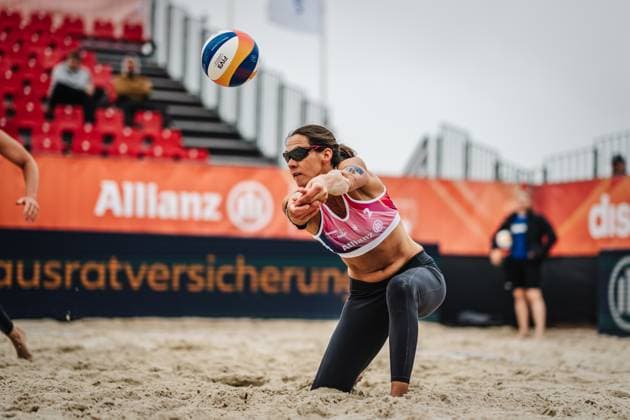 Beachvolleyball Frauen German Beach Tour 2024 Tourstop Düsseldorf 17.05.2024 Kira Walkenhorst nimmt den Ball an Stadt Sportstätte Bundesland Deutschland