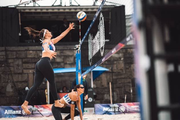 Beachvolleyball Frauen German Beach Tour 2024 Tourstop Düsseldorf 17.05.2024 Isabel Schneider spielt den Ball übers Netz Stadt Sportstätte Bundesland Deutschland