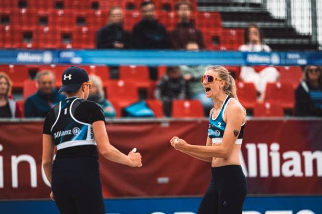 Beachvolleyball Frauen German Beach Tour 2024 Tourstop Düsseldorf 17.05.2024 Nele Barber (rechts) und Melanie Gernert (links) beim Jubel Stadt Sportstätte Bundesland Deutschland
