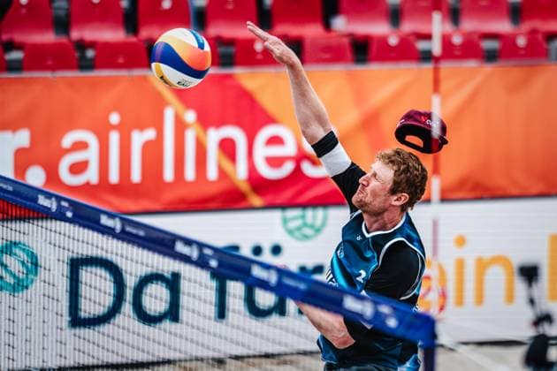 Beachvolleyball Frauen German Beach Tour 2024 Tourstop Düsseldorf 17.05.2024 Yannick Harms verliert beim Angriff seine Mütze Stadt Sportstätte Bundesland Deutschland