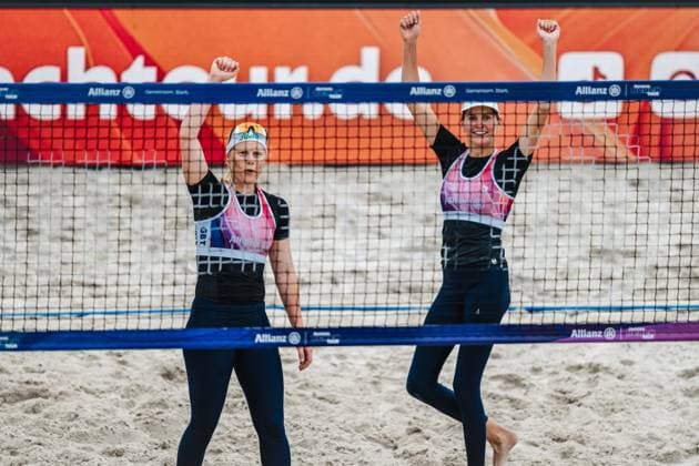Beachvolleyball Frauen German Beach Tour 2024 Tourstop Düsseldorf 17.05.2024 Anna Behlen (links) und Sarah Schulz (rechts) reißen nach dem Sieg ihre Hände ich in die Luft Stadt Sportstätte Bundesland Deutschland