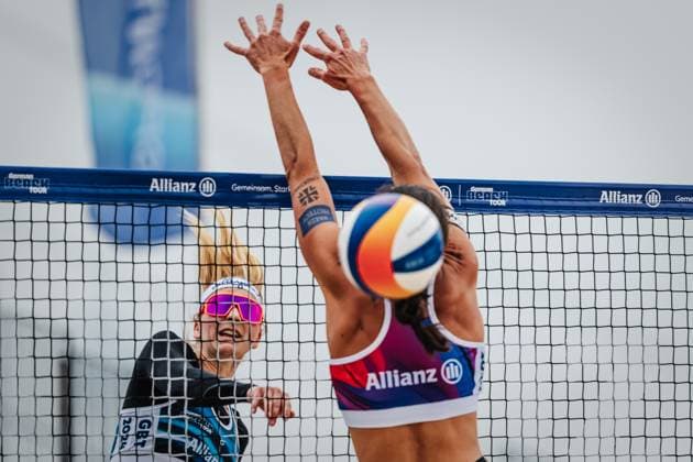 Beachvolleyball Frauen German Beach Tour 2024 Tourstop Düsseldorf 17.05.2024 Nele Barber beim Angriff Stadt Sportstätte Bundesland Deutschland
