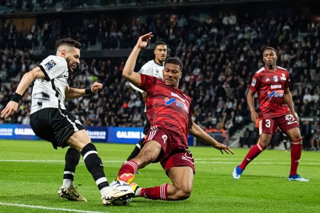 Fußball, Frankreich, SCO Angers feiert Wiederaufstieg in die Ligue 1 Nehemiah Fernandez (USL Dunkerque) Farid El Melali (SCO ANGERS) FOOTBALL : Angers SCO vs USL Dunkerque - Ligue 2 - Journee 38 - 17 05 2024 BaptisteAutissier Panoramic 