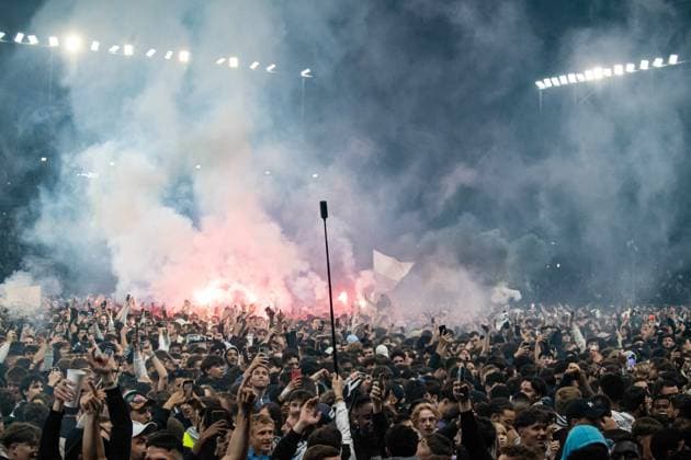 Sport Bilder des Tages Fußball, Frankreich, SCO Angers feiert Wiederaufstieg in die Ligue 1 Envahissement du terrain par les supporters du SCO d™Angers FOOTBALL : Angers SCO vs USL Dunkerque - Ligue 2 - Journee 38 - 17 05 2024 BaptisteAutissier Panoramic 