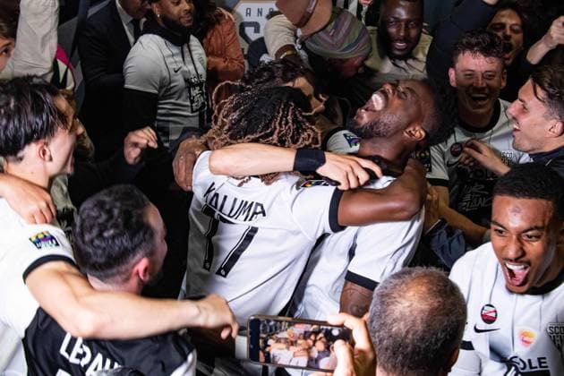Fußball, Frankreich, SCO Angers feiert Wiederaufstieg in die Ligue 1 Joies des joueurs du SCO d™Angers apres la promotion en Ligue 1 FOOTBALL : Angers SCO vs USL Dunkerque - Ligue 2 - Journee 38 - 17 05 2024 BaptisteAutissier Panoramic 