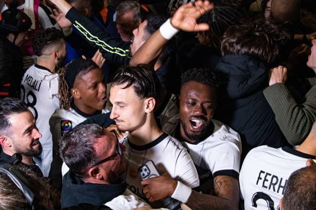 Fußball, Frankreich, SCO Angers feiert Wiederaufstieg in die Ligue 1 Joies des joueurs du SCO d™Angers apres la promotion en Ligue 1 FOOTBALL : Angers SCO vs USL Dunkerque - Ligue 2 - Journee 38 - 17 05 2024 BaptisteAutissier Panoramic 