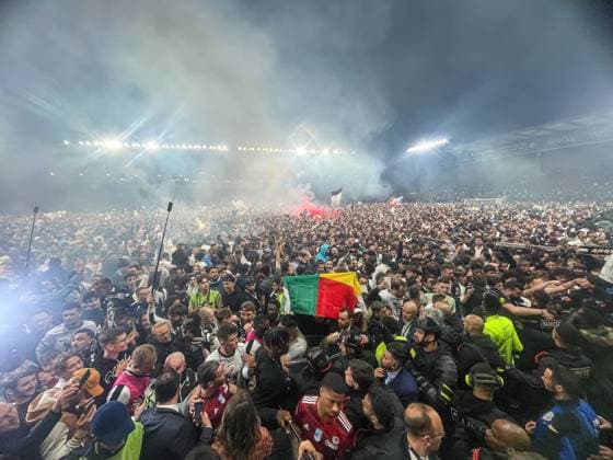 Fußball, Frankreich, SCO Angers feiert Wiederaufstieg in die Ligue 1 Envahissement du terrain par les supporters du SCO d™Angers FOOTBALL : Angers SCO vs USL Dunkerque - Ligue 2 - Journee 38 - 17 05 2024 BaptisteAutissier Panoramic 