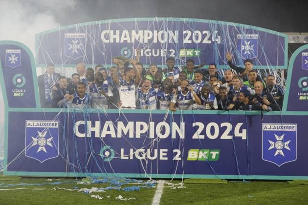 Fußball, Frankreich, AJ Auxerre ist Meister der Ligue 2 (Auxerre) Joie des joueurs de l AJ Auxerre Champion de Ligue 2 Football : Auxerre vs Concarneau - Ligue 2 - 17 05 2024 StephanieGrossetete Panoramic 