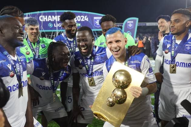 Fußball, Frankreich, AJ Auxerre ist Meister der Ligue 2 (Auxerre) Joie des joueurs de l AJ Auxerre Champion de Ligue 2 Football : Auxerre vs Concarneau - Ligue 2 - 17 05 2024 StephanieGrossetete Panoramic 