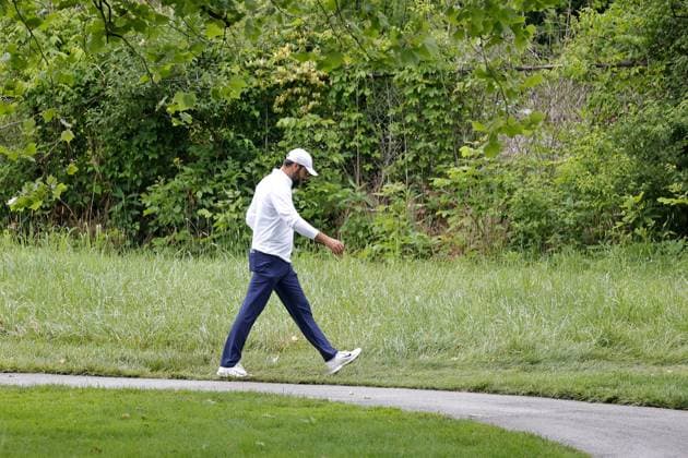 LOUISVILLE, KY - MAY 17: PGA, Golf Herren golfer Scottie Scheffler walks from the 8th green to the 9th tee on May 17, 2024, during the second round of the 2024 PGA Championship at Valhalla Golf Club in Louisville, Kentucky. (Photo by Brian Spurlock Icon Sportswire) GOLF: MAY 17 PGA Championship EDITORIAL USE ONLY Icon24051743