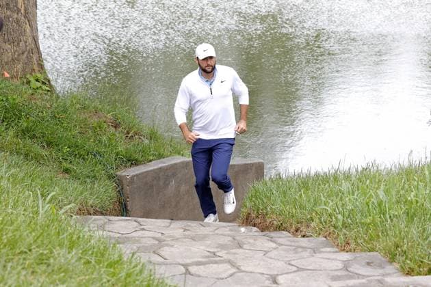 LOUISVILLE, KY - MAY 17: PGA, Golf Herren golfer Scottie Scheffler walks the 9th hole on May 17, 2024, during the second round of the 2024 PGA Championship at Valhalla Golf Club in Louisville, Kentucky. (Photo by Brian Spurlock Icon Sportswire) GOLF: MAY 17 PGA Championship EDITORIAL USE ONLY Icon24051753