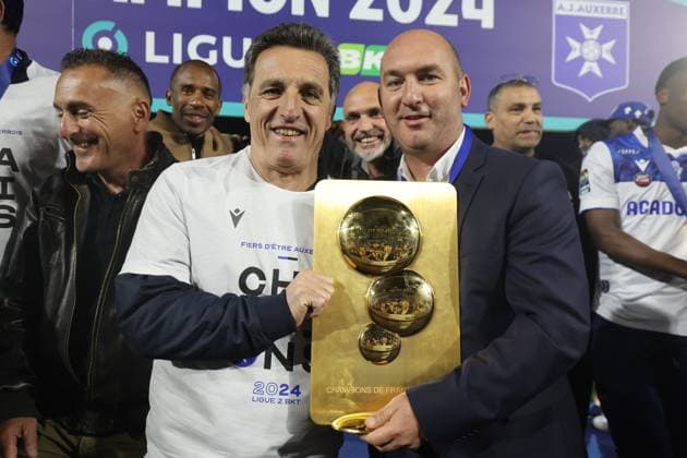 Fußball, Frankreich, AJ Auxerre ist Meister der Ligue 2 (Auxerre) Joie des joueurs de l AJ Auxerre Champion de Ligue 2 - Christophe Pelissier - Baptiste Malherbe Football : Auxerre vs Concarneau - Ligue 2 - 17 05 2024 StephanieGrossetete Panoramic 