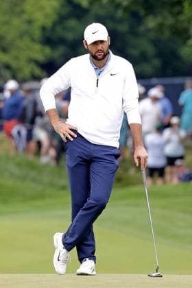LOUISVILLE, KY - MAY 17: PGA, Golf Herren golfer Scottie Scheffler waits to putt on the 9th hole on May 17, 2024, during the second round of the 2024 PGA Championship at Valhalla Golf Club in Louisville, Kentucky. (Photo by Brian Spurlock Icon Sportswire) GOLF: MAY 17 PGA Championship EDITORIAL USE ONLY Icon24051771