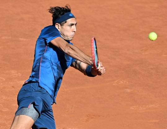 (240518) -- ROME, May 18, 2024 -- Alejandro Tabilo returns a shot during the men s singles semifinal match between Alexander Zverev of Germany and Alejandro Tabilo of Chile at the Italian Open in Rome, Italy, May 17, 2024. (Photo by Xinhua) (SP)ITALY-ROME-TENNIS ATP, Tennis Herren ITALIAN OPEN-SEMIFINAL AlbertoxLingria 