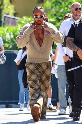 Lewis Hamilton of Great Britain and Mercedes gestikuliert, Gestik, Qualifying, F1 Emilia-Romagna Grand Prix 2024, Autodromo Enzo e Dino Ferrari am 18. May 2024 in Imola, Italy. (Foto von Diogo Cardoso DeFodi Images) Lewis Hamilton of Great Britain and Mercedes gestures arriving in the paddock, Qualifying, F1 Emilia-Romagna Grand Prix 2024, Autodromo Enzo e Dino Ferrari on May 18, 2024 in Imola, Italy. (Photo by Diogo Cardoso DeFodi Images) Defodi-645_f1imo20240518_0385
