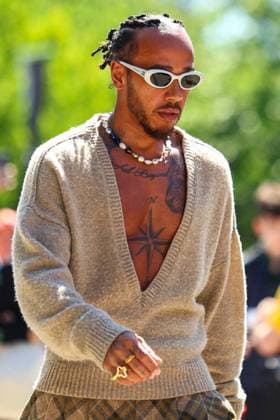 Lewis Hamilton of Great Britain and Mercedes gestikuliert, Gestik, Qualifying, F1 Emilia-Romagna Grand Prix 2024, Autodromo Enzo e Dino Ferrari am 18. May 2024 in Imola, Italy. (Foto von Diogo Cardoso DeFodi Images) Lewis Hamilton of Great Britain and Mercedes gestures arriving in the paddock, Qualifying, F1 Emilia-Romagna Grand Prix 2024, Autodromo Enzo e Dino Ferrari on May 18, 2024 in Imola, Italy. (Photo by Diogo Cardoso DeFodi Images) Defodi-645_f1imo20240518_0416