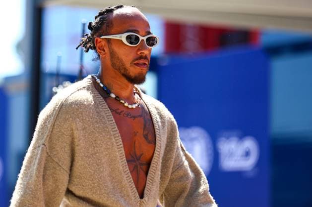 Lewis Hamilton of Great Britain and Mercedes gestikuliert, Gestik, Qualifying, F1 Emilia-Romagna Grand Prix 2024, Autodromo Enzo e Dino Ferrari am 18. May 2024 in Imola, Italy. (Foto von Diogo Cardoso DeFodi Images) Lewis Hamilton of Great Britain and Mercedes gestures arriving in the paddock, Qualifying, F1 Emilia-Romagna Grand Prix 2024, Autodromo Enzo e Dino Ferrari on May 18, 2024 in Imola, Italy. (Photo by Diogo Cardoso DeFodi Images) Defodi-645_f1imo20240518_0440
