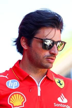 Carlos Sainz of Spain and Ferrari gestikuliert, Gestik, Qualifying, F1 Emilia-Romagna Grand Prix 2024, Autodromo Enzo e Dino Ferrari am 18. May 2024 in Imola, Italy. (Foto von Diogo Cardoso DeFodi Images) Carlos Sainz of Spain and Ferrari gestures arriving in the paddock, Qualifying, F1 Emilia-Romagna Grand Prix 2024, Autodromo Enzo e Dino Ferrari on May 18, 2024 in Imola, Italy. (Photo by Diogo Cardoso DeFodi Images) Defodi-645_f1imo20240518_0675