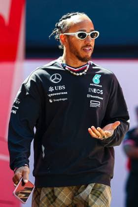 Lewis Hamilton of Great Britain and Mercedes gestikuliert, Gestik, Qualifying, F1 Emilia-Romagna Grand Prix 2024, Autodromo Enzo e Dino Ferrari am 18. May 2024 in Imola, Italy. (Foto von Diogo Cardoso DeFodi Images) Lewis Hamilton of Great Britain and Mercedes gestures arriving in the paddock, Qualifying, F1 Emilia-Romagna Grand Prix 2024, Autodromo Enzo e Dino Ferrari on May 18, 2024 in Imola, Italy. (Photo by Diogo Cardoso DeFodi Images) Defodi-645_f1imo20240518_0726