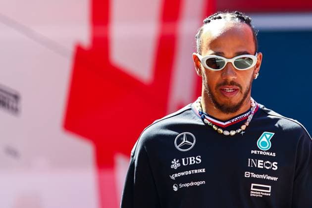 Lewis Hamilton of Great Britain and Mercedes gestikuliert, Gestik, Qualifying, F1 Emilia-Romagna Grand Prix 2024, Autodromo Enzo e Dino Ferrari am 18. May 2024 in Imola, Italy. (Foto von Diogo Cardoso DeFodi Images) Lewis Hamilton of Great Britain and Mercedes gestures arriving in the paddock, Qualifying, F1 Emilia-Romagna Grand Prix 2024, Autodromo Enzo e Dino Ferrari on May 18, 2024 in Imola, Italy. (Photo by Diogo Cardoso DeFodi Images) Defodi-645_f1imo20240518_0739