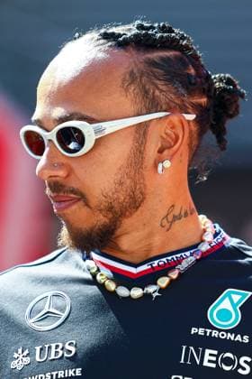 Lewis Hamilton of Great Britain and Mercedes gestikuliert, Gestik, Qualifying, F1 Emilia-Romagna Grand Prix 2024, Autodromo Enzo e Dino Ferrari am 18. May 2024 in Imola, Italy. (Foto von Diogo Cardoso DeFodi Images) Lewis Hamilton of Great Britain and Mercedes gestures arriving in the paddock, Qualifying, F1 Emilia-Romagna Grand Prix 2024, Autodromo Enzo e Dino Ferrari on May 18, 2024 in Imola, Italy. (Photo by Diogo Cardoso DeFodi Images) Defodi-645_f1imo20240518_0754