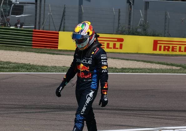Formel 1 Grand Prix Emilia Romagna 2024 18.05.2024, Autodromo Enzo e Dino Ferrari, Imola, Formel 1 Grand Prix Emilia Romagna 2024 ,im Bild Unfall von Sergio Perez (MEX), Oracle Red Bull Racing