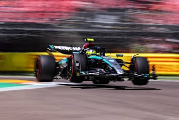 44 HAMILTON Lewis (gbr), Mercedes AMG F1 Team W15, action during the Formula 1 MSC Cruises Gran Premio del Made in Italy e Dell™Emilia-Romagne 2024, 7th round of the 2024 Formula One World Championship, WM, Weltmeisterschaft from May 17 to 19, 2024 on the Autodromo Enzo e Dino Ferrari, in Imola, Italy - F1 - EMILIA-ROMAGNA GRAND PRIX 2024 DPPI Panoramic  240518_R07_EMR_DP_XB5_9362
