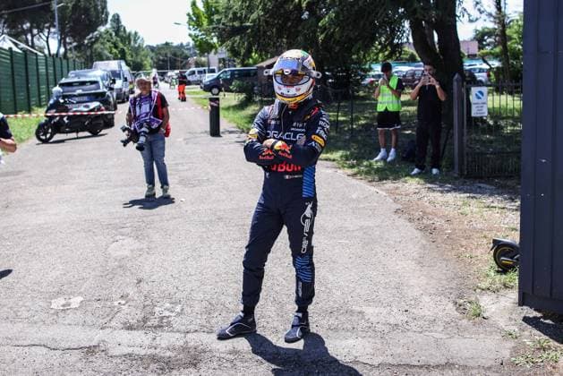 PEREZ Sergio (mex), Red Bull Racing RB20, portrait crash, accident, during the Formula 1 MSC Cruises Gran Premio del Made in Italy e Dell™Emilia-Romagne 2024, 7th round of the 2024 Formula One World Championship, WM, Weltmeisterschaft from May 17 to 19, 2024 on the Autodromo Enzo e Dino Ferrari, in Imola, Italy - F1 - EMILIA-ROMAGNA GRAND PRIX 2024 DPPI Panoramic 240518_R07_EMR_DP_XB5_9460