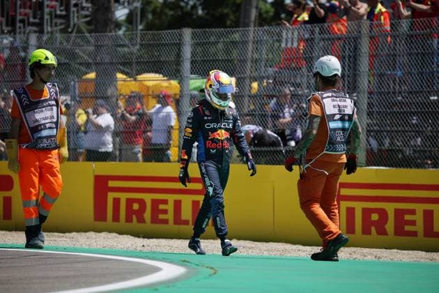 PEREZ Sergio (mex), Red Bull Racing RB20, portrait11 PEREZ Sergio (mex), Red Bull Racing RB20, action crash, accident, during the Formula 1 MSC Cruises Gran Premio del Made in Italy e Dell™Emilia-Romagne 2024, 7th round of the 2024 Formula One World Championship, WM, Weltmeisterschaft from May 17 to 19, 2024 on the Autodromo Enzo e Dino Ferrari, in Imola, Italy - F1 - EMILIA-ROMAGNA GRAND PRIX 2024 DPPI Panoramic  240518_R07_EMR_DP_XB3_0629