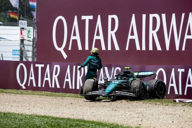 14 ALONSO Fernando (spa), Aston Martin F1 Team AMR24, action crash, accident, during the Formula 1 MSC Cruises Gran Premio del Made in Italy e Dell™Emilia-Romagne 2024, 7th round of the 2024 Formula One World Championship, WM, Weltmeisterschaft from May 17 to 19, 2024 on the Autodromo Enzo e Dino Ferrari, in Imola, Italy - F1 - EMILIA-ROMAGNA GRAND PRIX 2024 DPPI Panoramic  240518_R07_EMR_DP__F_12461