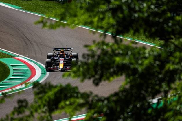 11 PEREZ Sergio (mex), Red Bull Racing RB20, action during the Formula 1 MSC Cruises Gran Premio del Made in Italy e Dell™Emilia-Romagne 2024, 7th round of the 2024 Formula One World Championship, WM, Weltmeisterschaft from May 17 to 19, 2024 on the Autodromo Enzo e Dino Ferrari, in Imola, Italy - F1 - EMILIA-ROMAGNA GRAND PRIX 2024 DPPI Panoramic  240518_R07_EMR_DP_FG003312