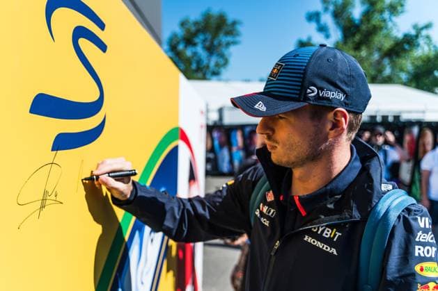 May 18, 2024, Imola, Imola, Italy: Max Verstapper signs the Ayrton Senna poster at the entrace of the paddock, 7th round of Formula 1 wolrd championship at the Enzo and Dino Ferrari International racetrack of Imola Imola Italy - ZUMAm264 20240518_znp_m264_014 Copyright: xLucaxMartinix