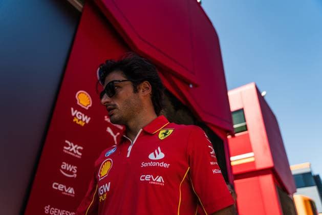 May 18, 2024, Imola, Imola, Italy: Carlos Sainz before the free practice three enters the Ferrari boxes, 7th round of Formula 1 wolrd championship at the Enzo and Dino Ferrari International racetrack of Imola Imola Italy - ZUMAm264 20240518_znp_m264_020 Copyright: xLucaxMartinix