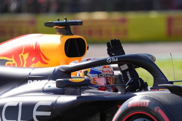 Formel 1 Grand Prix Emilia Romagna 2024 18.05.2024, Autodromo Enzo e Dino Ferrari, Imola, Formel 1 Grand Prix Emilia Romagna 2024 ,im Bild Poleposition für Max Verstappen (NLD), Oracle Red Bull Racing, er winkt den Zuschauern zu.