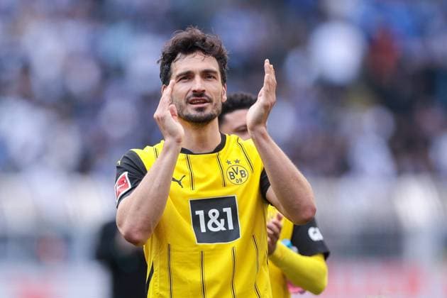 18.05.2024, Fussball, Saison 2023 2024, 1. Bundesliga, 34. Spieltag, Borussia Dortmund - SV Darmstadt 98, Mats Hummels (Borussia Dortmund) feiert mit den Fans, Dortmund Signal Iduna Park NRW Deutschland xRHR-FOTO DEx *** 18 05 2024, Football, Season 2023 2024, 1 Bundesliga, Matchday 34, Borussia Dortmund SV Darmstadt 98, Mats Hummels Borussia Dortmund celebrates with the fans, Dortmund Signal Iduna Park NRW Germany xRHR PHOTO DEx Copyright: DennisxEwert RHR-FOTOx RHR-FOTO DE