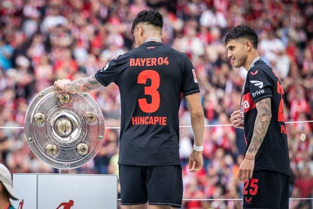 1. Fußball-Bundesliga: Bayer 04 Leverkusen - FC Augsburg, 18.05.2024 Meisterschale mit Piero Hincapie (Bayer 04 Leverkusen, 3) und Exequiel Palacios (Bayer 04 Leverkusen, 25); Leverkusen, 18.05.2024, 34. Spieltag der 1. Fußball-Bundesliga, 1. Fußball-Bundesliga: Bayer 04 Leverkusen - FC Augsburg, BayArena, Leverkusen. Die DFL-Bestimmungen verbieten die Verwendung von Fotografien als Bildsequenzen und oder Quasi-Videos. Copyright: xBEAUTIFULxSPORTS LeahxKohringx