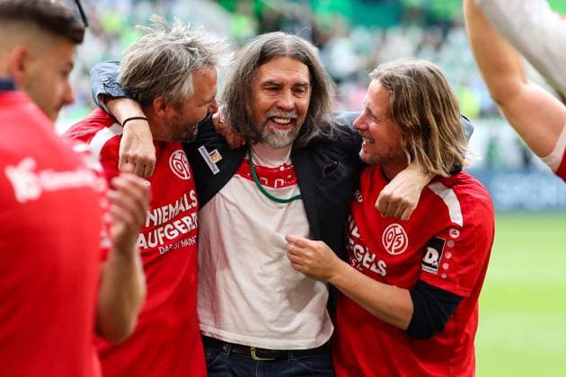 Bilder des Jahres 2024, Sport 05 Mai Sport Themen der Woche KW21 Sport Bilder des Tages Sportdirektor Martin Schmidt (FSV Mainz 05) mit Trainer Bo Henriksen (FSV Mainz 05) - 1. Fussball Bundesliga Saison 2023-2024 Punktspiel VfL Wolfsburg vs. FSV Mainz 05 in der Volkswagen Arena in Wolfsburg - Fussball,Deutschland,Mann,Männer,18.05.2024 *** Sports director Martin Schmidt FSV Mainz 05 with coach Bo Henriksen FSV Mainz 05 1 Soccer Bundesliga season 2023 2024 Point match VfL Wolfsburg vs FSV Mainz 05 at the Volkswagen Arena in Wolfsburg Soccer,Germany,man,men,18 05 2024