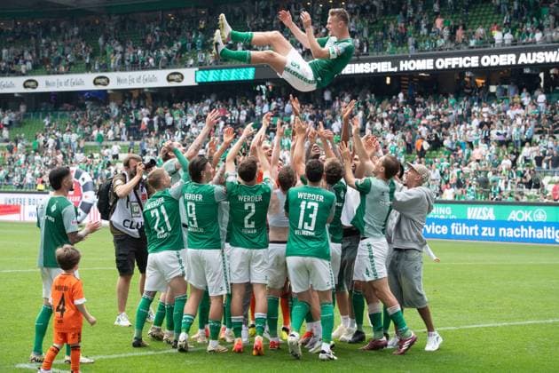Bilder des Jahres 2024, Sport 05 Mai Sport Themen der Woche KW21 Sport Bilder des Tages Schlussjubel Werder Bremen, Jubel, jubeln, Freude, cheers, Die Spieler verabschieden Christian GROSS (HB) Fussball 1. Bundesliga, 34. Spieltag, SV Werder Bremen (HB) - VfL Bochum (BO) 4-1 am 18.05.2024 in Bremen Deutschland. DFL regulations prohibit any use of photographs as image sequences and or quasi-video Â *** Schlussjubel Werder Bremen, Jubel, jubeln, Freude, cheers, Die Spieler verabschieden Christian GROSS HB Fussball 1 Bundesliga, 34 Spieltag, SV Werder Bremen HB VfL Bochum BO 4 1 am 18 05 2024 in Bremen Germany DFL regulations prohibit any use of photographs as image sequences and or quasi video Â