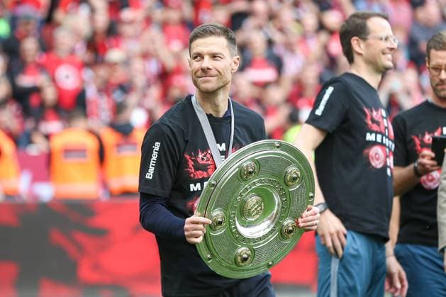 Bilder des Jahres 2024, Sport 05 Mai Sport Themen der Woche KW21 Sport Bilder des Tages Germany, Leverkusen, 18.05.2024, BayArena, Bayer 04 Leverkusen vs FC Augsburg - 1. Bundesliga, Trainer Xabi Alonso (Bayer 04 Leverkusen) celebrate after winning the deutsche Meisterschaft Leverkusen BayArena North Rhine-Westfalia Germany *** Germany, Leverkusen, 18 05 2024, BayArena, Bayer 04 Leverkusen vs FC Augsburg 1 Bundesliga, Coach Xabi Alonso Bayer 04 Leverkusen celebrate after winning the German championship Leverkusen BayArena North Rhine Westfalia Germany eu-images-678