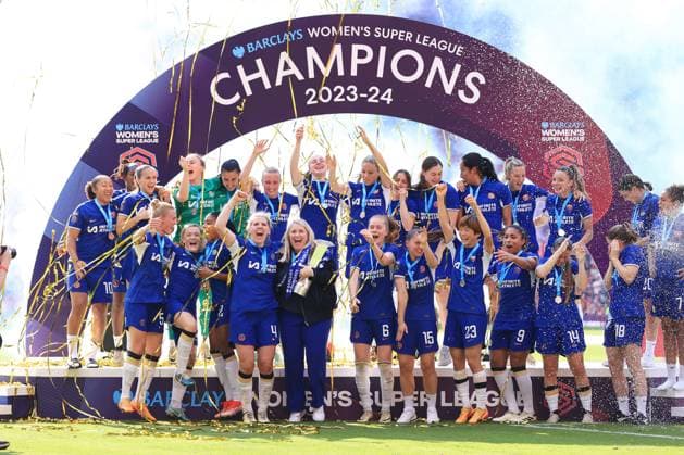 Football - Barclays Women s Super League - Manchester United, ManU v Chelsea 18th May 2024 - Barclays Women s Super League - Manchester United v Chelsea - Millie Bright of Chelsea and Chelsea manager Emma Hayes lift the trophy as they celebrate their title success - Photo: Simon Stacpoole Offside. Manchester UK Copyright: xSimonxStacpoolexOffside