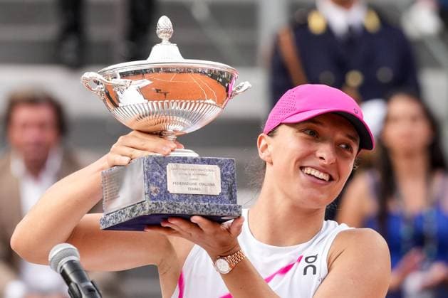 Internazionali BNL D Italia 2024 - Day Thirteen Iga Swiatek poses with the trophy after the Women™s Singles final match between Iga Swiatek and Aryna Sabalenka on Day Thirteen of Internazionali BNL D Italia 2024 at Foro Italico on May 16, 2024 in Rome, Italy. Rome Foro Italico Lazio Italy Copyright: xGiuseppexMaffiax IBI_DAY_13_SWIATEK-SABALENKA_180524DSC00903