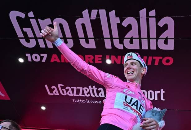 Sport Themen der Woche KW21 Sport Bilder des Tages May 18, 2024, Desenzano Del Garda, ITALY: Slovenian rider Tadej Pogacar of Uae Team Emirates retaining the overall leader s pink jersey celebrates on the podium after the 14th stage of the 107 Giro d Italia 2024, an individual time trial (ITT) over 31.2 km from Castiglione delle Stiviere to Desenzano del Garda, Italy, 18 May 2024. ANSA LUCA ZENNARO Giro d Italia cycling tour - 13 stage  - ZUMAa110 20240518_zaf_a110_098 Copyright: xLucaxZennarox