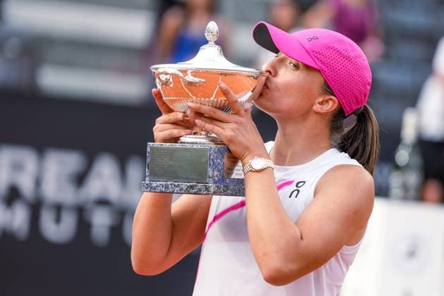 Internazionali BNL D Italia 2024 - Day Thirteen Iga Swiatek kisses the trophy after the Women™s Singles final match between Iga Swiatek and Aryna Sabalenka on Day Thirteen of Internazionali BNL D Italia 2024 at Foro Italico on May 16, 2024 in Rome, Italy. Rome Foro Italico Lazio Italy Copyright: xGiuseppexMaffiax IBI_DAY_13_SWIATEK-SABALENKA_180524DSC02286