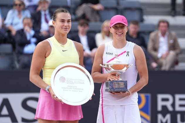 Sport Bilder des Tages Aryna Sabalenka (BLR) and Iga Swiatek (POL) look on during the award ceremony, Tennis WTA, Tennis Damen Internazionali BNL d Italia - Final, Iga Swiatek (POL) against Aryna Sabalenka (BLR), Foro Italico, May 18, 2024, Rome, Italy.