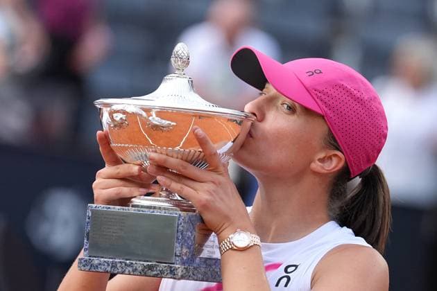 Bilder des Jahres 2024, Sport 05 Mai Sport Themen der Woche KW21 Sport Bilder des Tages Iga Swiatek (POL) poses with the trophy during the award ceremony, Tennis WTA, Tennis Damen Internazionali BNL d Italia - Final, Iga Swiatek (POL) against Aryna Sabalenka (BLR), Foro Italico, May 18, 2024, Rome, Italy.