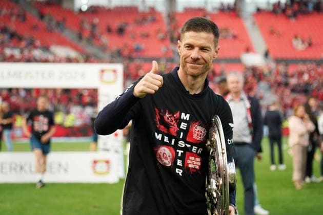 Sport Bilder des Tages Fussball, 1 Bundesliga, Saison 2023 2024, Bayer 04 Leverkusen- FC Augsburg , 18.05.2024, Bayarena Leverkusen Siegerehrung Bundeslga Deutscher Meister 2024 ,Xabier Alonso Bayer 04 Leverkusen, mit Meisterschale