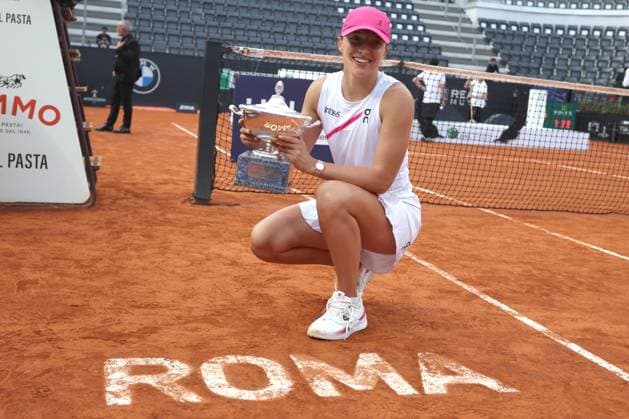 Rome, Italy: Rome, Italy 18.05.2024: IGA SWIATEK (POL) win the trophy at end of final of Internazionali BNL 2024 womenoÂ¢& x80;& x99;s WTA, Tennis Damen 1000 Open tennis tournament in Rome Center Court. International Tennis match - Internazionali BNL d Italia  - ZUMAp169 20240518_zsa_p169_1555 Copyright: xMarcoxIacobucci IPAxSportx